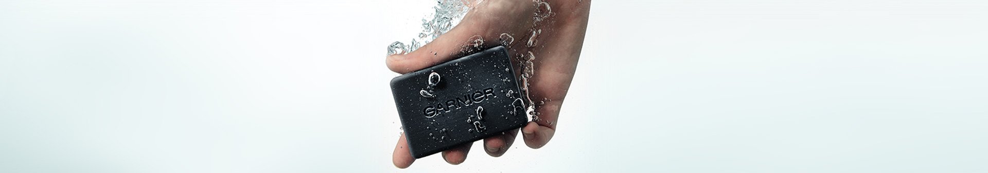 Zakaj je maska za obraz z aktivnim ogljem odličen način za odstranjevanje sebuma in nečistoč?