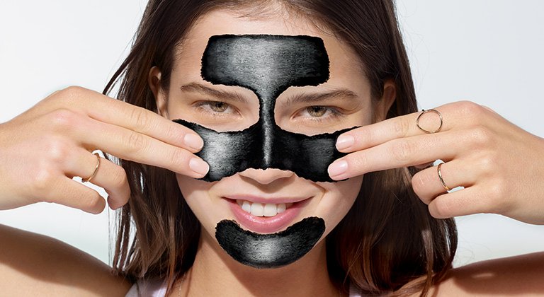 Kateri so trije preprosti koraki pri obravnavi ogrcev in mozoljev in kako vam pri tem lahko pomaga aktivno oglje?